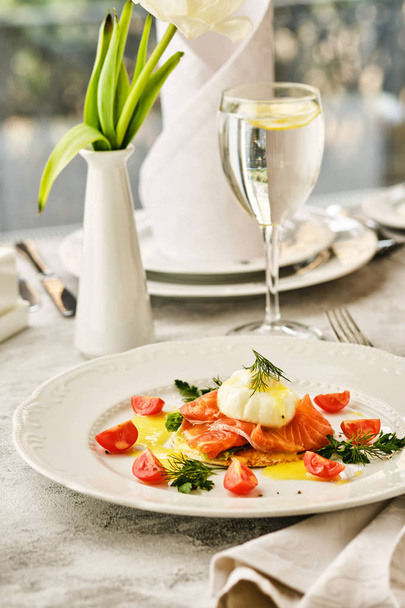 Poached Egg with Salmon and Fresh Cherry Tomatoes - Foto, imagen