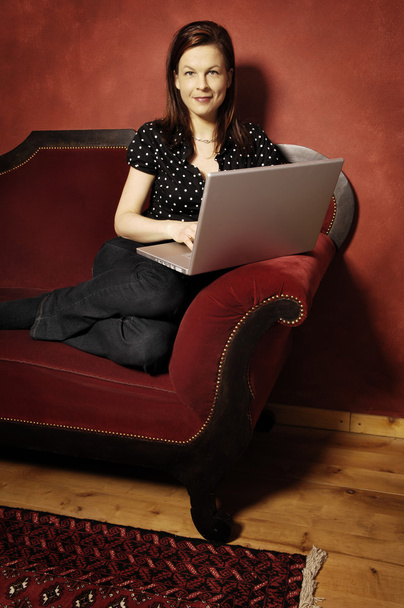Femme sur canapé rouge série
 - Photo, image