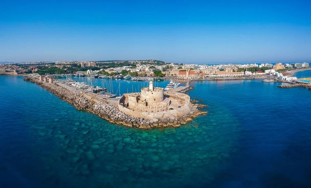 Havadan kuşlar göz Rodos şehir adası, Oniki, Yunanistan drone fotoğraf görünümü. Mandraki liman, lagün ve berrak mavi su ile Panorama. Güney Avrupa'nın ünlü turistik beldesi - Fotoğraf, Görsel