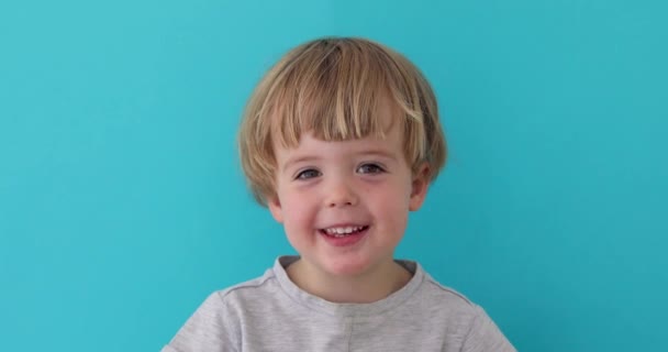 Mały chłopak śmieje się w aparacie - Materiał filmowy, wideo