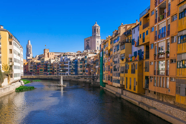 Värikäs punainen, oranssi ja keltainen taloa ja silta läpi joen Onyar Girona, Katalonia, Espanja. Scenic muinainen kaupunki. Kuuluisa matkailukohde täydellinen paikka loma ja loma
 - Valokuva, kuva