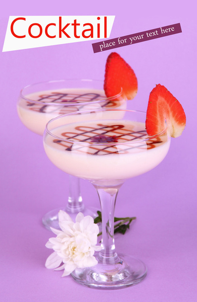 Fruit smoothies on lilac background - Fotoğraf, Görsel
