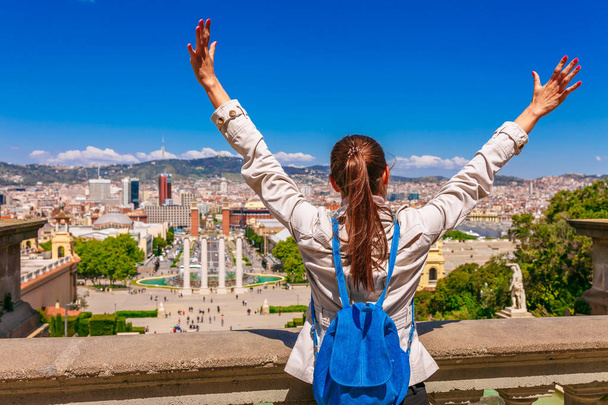 観光客の女性は、澄んだ青空と晴れた日にモンジュイックから美しいバルセロナのスカイラインに表示されます。有名な観光地カタルーニャ、スペイン - 写真・画像
