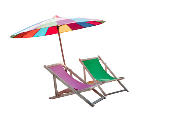 Sonnenschirm und Paare Holzstühle Strand isoliert weiß - Foto, Bild