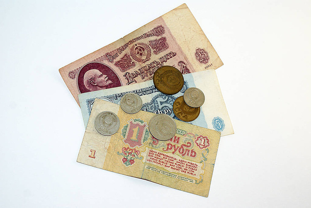 Старі гроші СРСР, монети на білому тлі
. - Фото, зображення