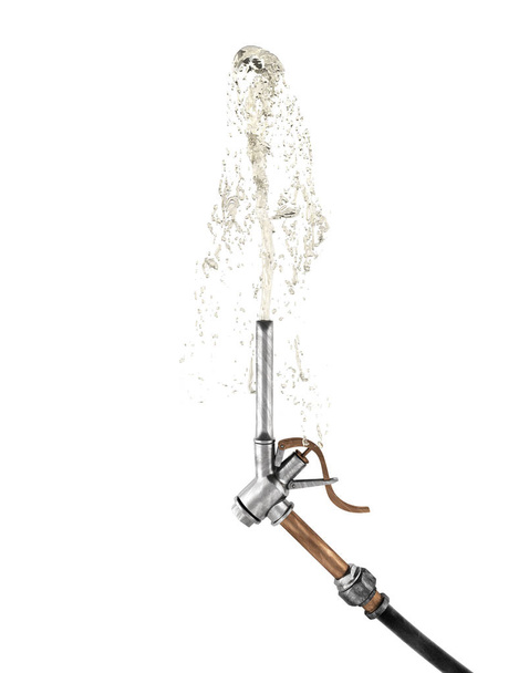 Retro-Zapfpistole schießt Benzinstrahl auf weißem Rücken nach oben - Foto, Bild