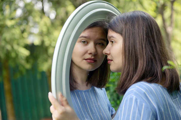 Chica mirando en el espejo  - Foto, Imagen