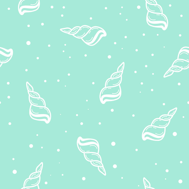 Zomer naadloze patroon met doodle Seashell op mint groene achtergrond. Leuke vector illustratie voor inpakpapier, weefsel ontwerp, kleding afdrukken, uitnodigingen voor feest, banner. Pastel kleur achtergrond  - Vector, afbeelding