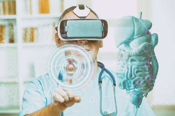 Physician using virtual reality headset - Foto, afbeelding