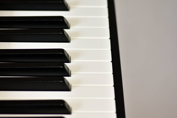 Dijital piyanonun anahtarları, yumuşak odaklama, insanın doğaçlama ve yaratıcılığının yaratıcı havası. Dijital müzik çalmak ve remiks yapmak için Midi piyano klavyesi. - Fotoğraf, Görsel