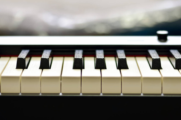 Tasten eines digitalen Klaviers, weiche Fokussierung, kreative Stimmung einer Person Improvisation und Kreativität. Midi-Klaviertastatur zum Abspielen digitaler Musik und Remixen. - Foto, Bild