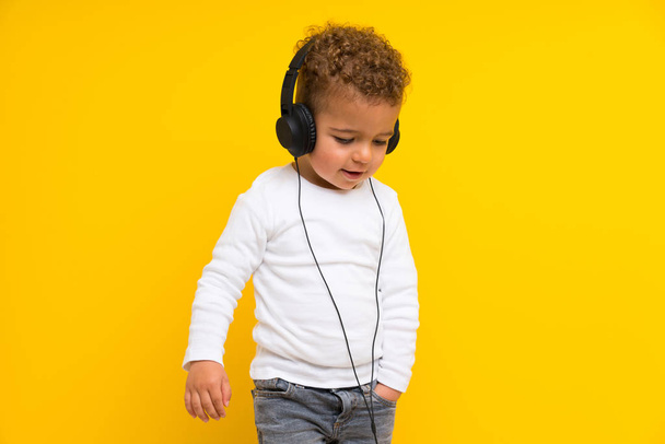 ребенок на изолированном фиолетовом фоне прослушивания музыки
 - Фото, изображение