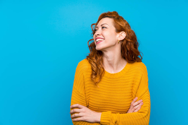 rothaarige Frau mit gelbem Pullover glücklich und lächelnd - Foto, Bild