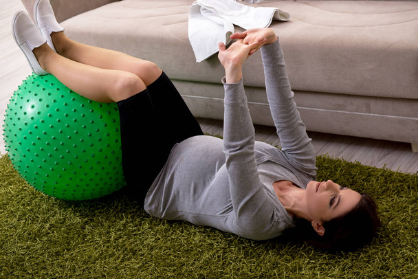 妊娠中の女性の物理的な演習を行う - 写真・画像