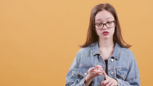 Adolescente chica piensa y cuenta con sus dedos tratando de recordar
 - Imágenes, Vídeo