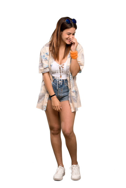 Volledige schot van de jonge vrouw in bikini in zomer vakantie glimlachend veel over geïsoleerde witte achtergrond - Foto, afbeelding
