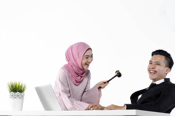 Studiový portrét mladého hidžáka Muslimah žertoval s jejím vlastním, zábavným a veselím okamžikem - Fotografie, Obrázek