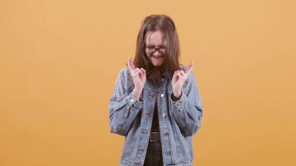 Menina adolescente bonito mantém os dedos cruzados e ganha um prêmio
 - Filmagem, Vídeo