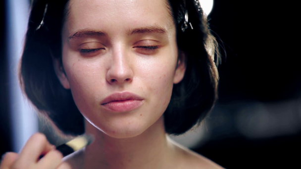 nyírt kilátás sminkes alkalmazó arc Alapítvány modell arcát kozmetikai kefe - Felvétel, videó