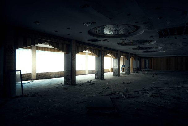 L'edificio industriale abbandonato. Fantasy scena interiore
. - Foto, immagini