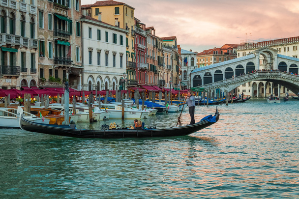 Ponte Rialto e restaurante em Veneza
 - Foto, Imagem