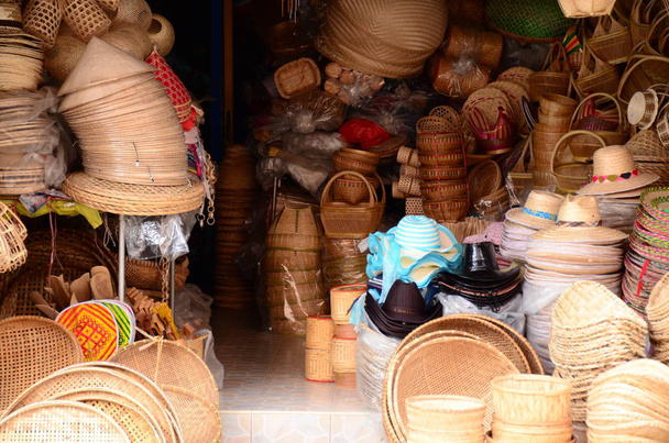 mimbre hecho de bambú en el mercado
  - Foto, imagen