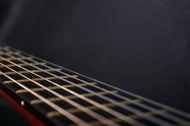 Фритборд и гитарные струны на хорошем фоне
 - Фото, изображение