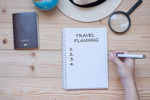 mão viajante escrevendo palavra de planejamento de viagem no notebook com acce
 - Foto, Imagem