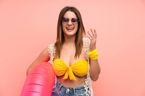 Giovane donna in bikini in vacanza estiva ridendo
 - Foto, immagini