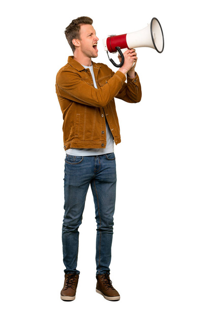 Rubia guapo hombre gritando a través de un megáfono
 - Foto, Imagen