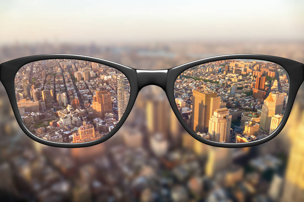 Vista a través de gafas en el paisaje urbano
  - Foto, Imagen