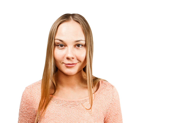 Close up retrato de bela jovem sorridente em uma camisa bege, isolado em um fundo branco whth copyspace
 - Foto, Imagem