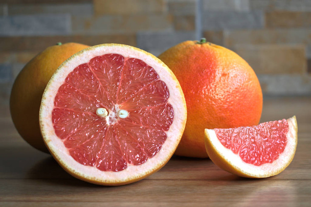 Červený grapefruit na dřevěném stole - Fotografie, Obrázek