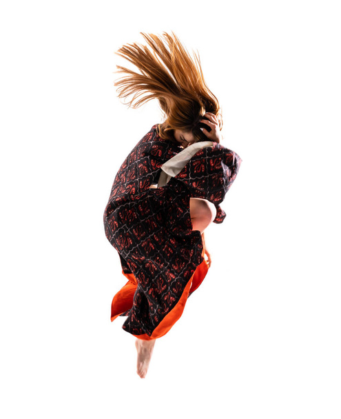 Молода дівчина танцює зі стрибками кімоно
 - Фото, зображення