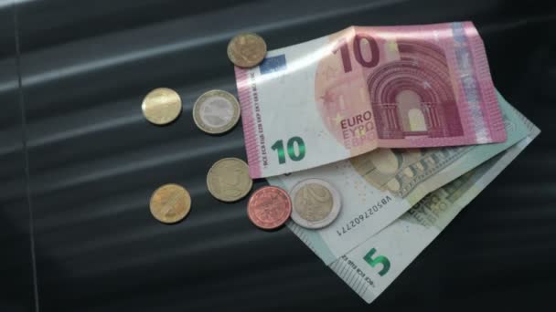 eurogeld en -munten op tafel - Video
