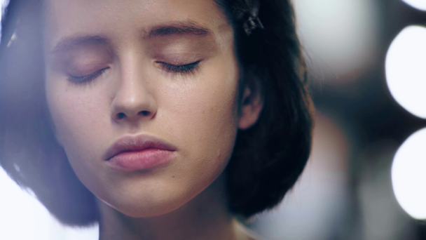 částečný pohled na make-up, který se ukrývá na modelovém oku s kosmetickou houbou - Záběry, video