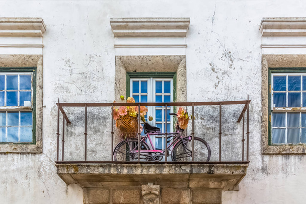 Vista de un balcón tradicional portugués, con bicicleta retro, en el pueblo medieval de Obidos
 - Foto, imagen