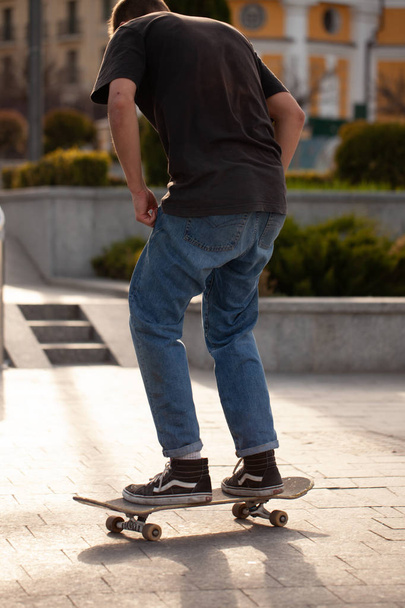Mladí kluci ve stylovém oblečení jezdit na skateboardu v parku. - Fotografie, Obrázek