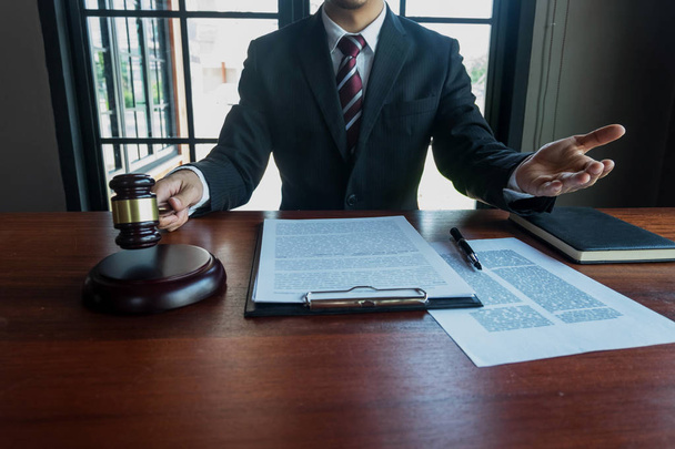 Advogado que trabalha com papéis contratuais na mesa do escritório. contras
 - Foto, Imagem
