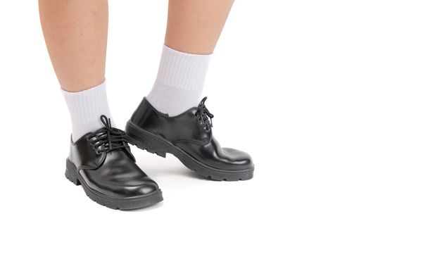 Asiático tailandés chico escuela estudiante llevar un negro zapatos de cuero
 - Foto, imagen