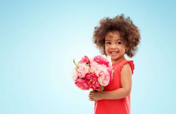 boldog kis afro-amerikai lány virággal - Fotó, kép