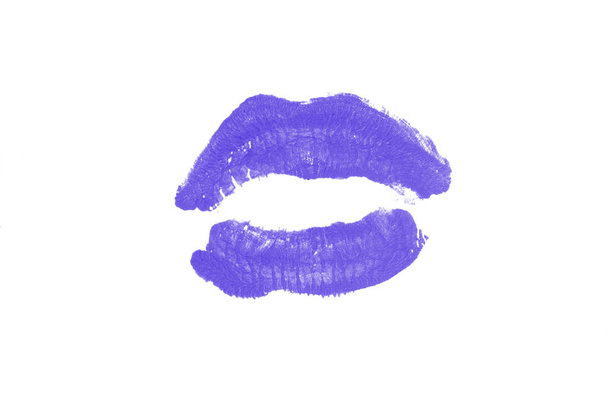 Lippenstift-Kussmund auf weißem Hintergrund. schöne Lippen isoliert. violette Farbe - Foto, Bild
