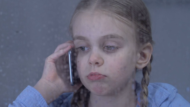 Ragazza depressa che parla al telefono che soffre di solitudine, genitori occupati scomparsi
 - Filmati, video