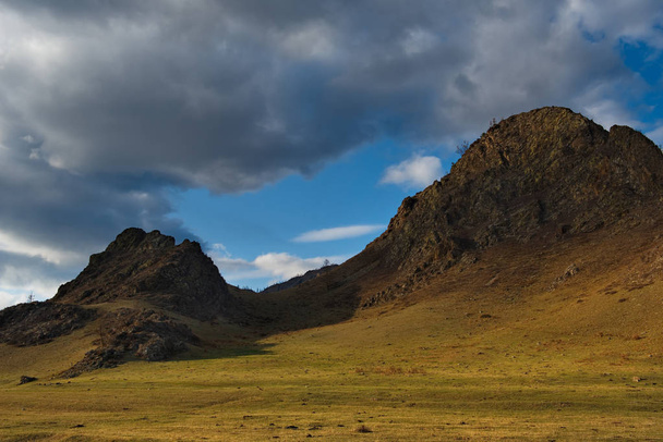 Rusia. montaña Altai. Las montañas circundantes centro regional Onguday a lo largo de la carretera tchuisky
. - Foto, Imagen