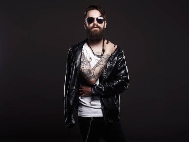 divatos tetovált jóképű férfi napszemüveg - Fotó, kép