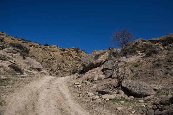 desert dirt road through caucasus - Foto, afbeelding