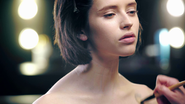 nyírt kilátás sminkes alkalmazó Alapítvány modell collarbones a kozmetikai kefe - Felvétel, videó