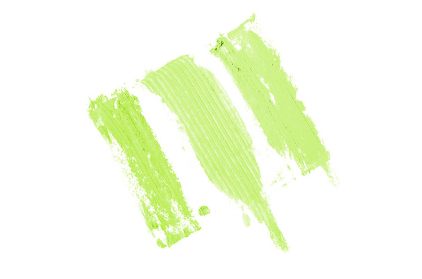 Mancha e textura de batom ou tinta acrílica isolada sobre fundo branco. Cor verde claro
 - Foto, Imagem