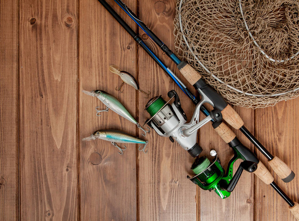 Matériel de pêche - filature de pêche, hameçons et leurres sur bac en bois
 - Photo, image
