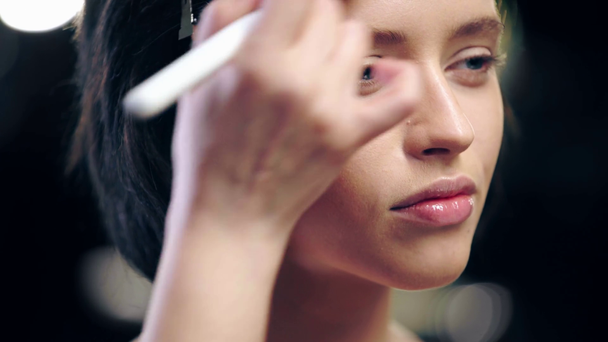 nyírt kilátás smink művész árnyékolás kontúrozás a modell arcát kozmetikai kefe - Felvétel, videó